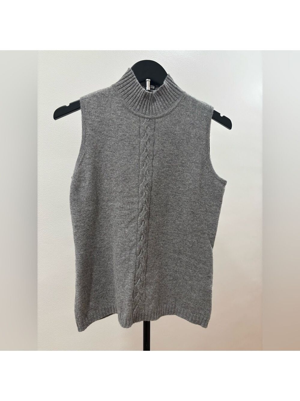 267. ST JOHN Boutique Pure Cashmere Gray Cable Knit Sleeveless Sweater - Picture 1 of 9